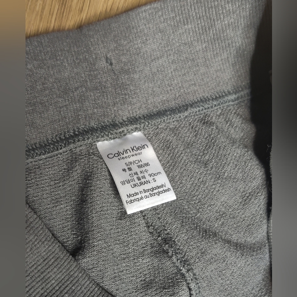 Cozy Comfy Calvin Klein Sweats - Picture 4 of 4